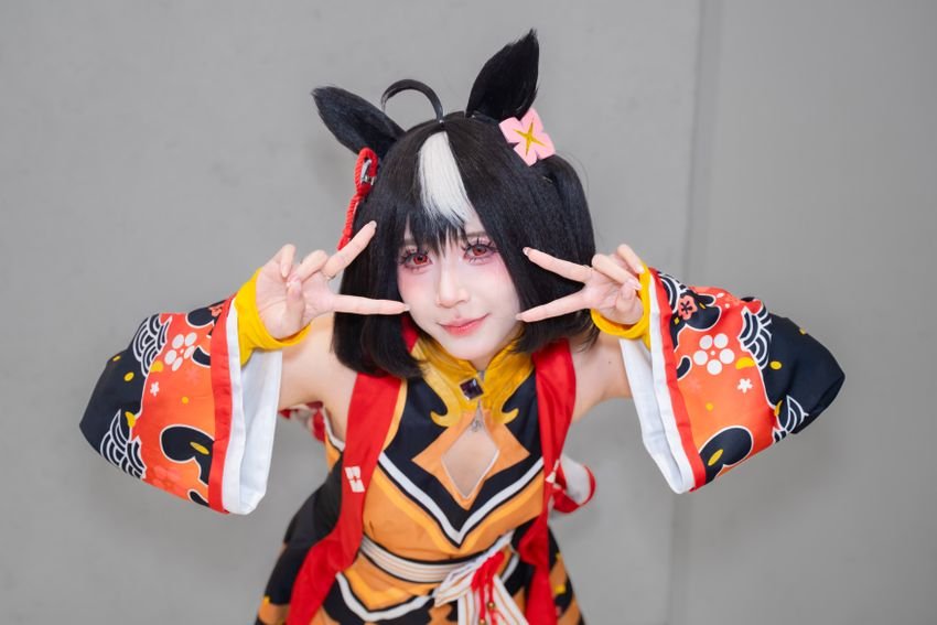 Moss in an orange, black and red character costume